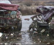 ACCIDENT CUTREMURATOR! Doi soti au murit dupa ce masinile lor s-au CIOCNIT frontal (FOTO)