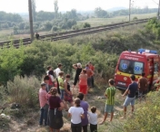 La un pas de tragedie. Doua femei au scapat ca prin minune dupa ce masina in care se aflau a fost spuberata de tren