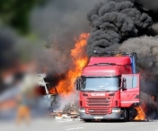 Un camion cu ciment a luat foc în judetul Prahova, iar rezervorul a explodat