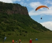 Festival de zbor cu parapanta pe Dealul Magura Uroiului. Participa mai multi campioni mondiali