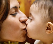 Ce spun specialistii despre mamicile care isi pupa pe gura copiii? 