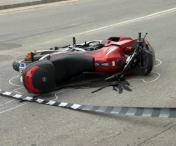 Motocicleta spulberata de o masina intrata pe rosu la semafor