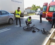 INCIDENT SOCANT! Un biciclist a fost ranit dupa ce a intrat cu capul in luneta unei masini