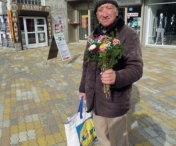 Acest pensionar face zilnic nateva si vinde flori in versuri ca sa isi ajute nepotii. Povestea emotionanta a pensionarului