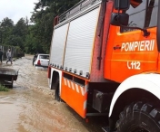 Interventie a pompierilor in Arges, pentru salvarea unui barbat al carui autoturism a fost luat de ape, dupa ce paraul Budeasa a iesit din matca - FOTO