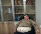 VIDEO SOCANT! Directorul unui muzeu din Romania, filmat BEAT MORT in birou cum cerea coniac! A FOST DEMIS!