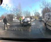 VIDEO - IMAGINI INCREDIBILE! Priviti ce se intampla daca nu iti deszapezesti masina cand iesi din parcare. Politistul a ramas uimit!