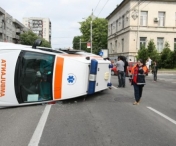 La un pas de tragedie! Ambulanata rasturnata la intersectia bulevardelor Liviu Rebreanu si Constantin Brancoveanu din Timisoara