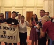 Protest in Parlament, in fata salii plenului, in timpul discursului premierului Dancila