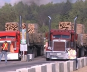 VIDEO INCREDIBIL! "Liniuta" intre doua camioane de 71 de tone