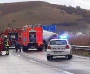 Hunedoara: Doi tineri, raniti dupa ce masina in care se aflau s-a cioocnit cu o cisterna cu azot lichid