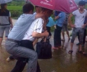 Oficial chinez carat in spate intr-o zona inundata, demis in urma unui scandal pe Internet - FOTO