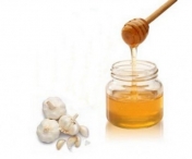 Cum combini usturoiul si mierea pentru a alunga durerea de cap