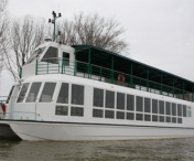 Turistii din Clisura Dunarii se pot plimba cu catamaranul