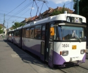 IMPACT VIOLENT intre un Audi si un tramvai, in carterul Dambovita din Timisoara. Soferul a ajuns la spital