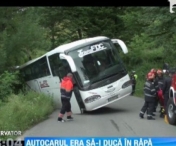 Clipe de groaza in Semenic! Autocar ramas suspendat pe marginea unei rape! Toate persoanele au fost salvate de pompieri