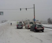 Un autobuz cu 18 pasageri si mai multe masini s-au rasturnat in Vrancea si Galati, din cauza ninsorii