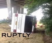 Un autocar cu elevi s-a rasturnat pe autostrada. Un copil a murit (VIDEO)