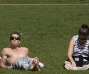 Cuplu surprins in ipostaze intime in parc, ziua in amiaza mare - VIDEO