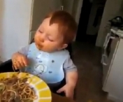 Un bebelus face senzatie pe net! Rapus de oboseala, mananca paste in timp ce doarme - VIDEO