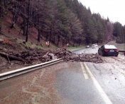 Trafic rutier oprit pe trei tronsoane de drumuri nationale din cauza aluviunilor si a apei de pe carosabil