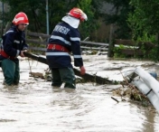 Pompierii militari au continuat in timpul noptii sa evacueze apa din sutele de locuinte inundate