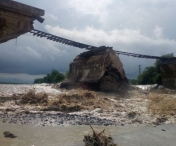Pod de cale ferata prabusit in raul Tarlung, din cauza unei viituri