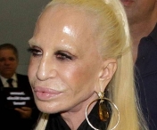 Imagini rare cu Donatella Versace la plaja. Cum arata in costum de baie, la 65 de ani, creatoarea de moda