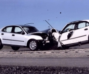 Accident grav pe DN79: Doi barbati au murit dupa ce masinile pe care le conduceau s-au ciocnit frontal

