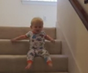 VIDEO ADORABIL - Un bebelus isi face taticul sa rada in cel mai superb mod