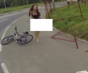 VIDEO - Asta da ghinion! O biciclista in fusta ramane in fundul gol! Fusta i se agata de un gard...