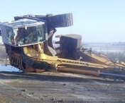 La un pas de TRAGEDIE! Un excavator a cazut de pe un trailer, pe soseaua Timisoara – Lipova (FOTO)