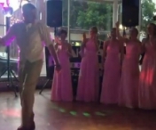 Invitatii de la nunta au ramas uimiti de dansul mirelui si al mamei lui - VIDEO