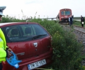 Au scapat ca prin minune dupa ce masina lor a fost izbita de tren