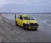 SCANDALOS! Un taximetrist smecher a intrat cu masina pe plaja, printre turisti - VIDEO