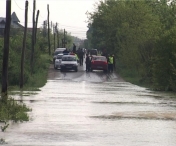 Pe trei drumuri nationale traficul este oprit, iar pe doua se circula ingreunat, din cauza inundatiilor