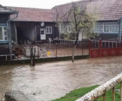 Furtuna a facut ravagii la Arad: Gospodarii si drumuri au fost inundate, iar o masina a fost luata de viitura si aruncata intr-un sant