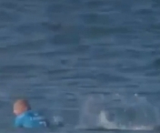 Imagini TERIBILE: Surfer ATACAT de doi RECHINI, in direct, in timpul unui concurs - VIDEO
