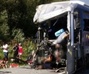 IMAGINI SOCANTE! Autocar plin cu turisti, spulberat de un TIR. Soferul a adormit la volan! 11 oameni au murit
