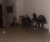 INCREDIBIL! Zeci de oameni au dormit in fata Primariei Petrosani pentru a prinde loc la serviciul de pasapoarte