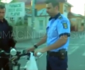 VIDEO SCANDALOS! Un politist loveste un biciclist si FUGE de la locul accidentului