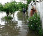 INUNDATII in tara. In Sibiu, peste 50 de locuinte, evacuate din cauza inundatiilor. Mai multe curti din judetul Mures, sub ape