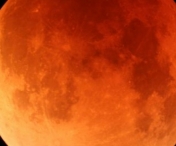 Doua fenomene astronomice simultane: Planeta Marte si Luna 'sangerie' vor incanta amatorii de astronomie vineri noaptea
