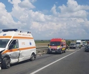 Accident grav in Timis: Cinci persoane au fost ranite dupa ce o ambulanta care transporta un pacient s-a ciocnit violent cu o masina I FOTO
