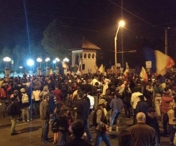 Mii de oameni au protestat la Timisoara. Manifestanţii au adus 'caracatita coruptiei'