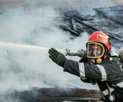 Interventie dificila a pompierilor dupa incendierea intentionata a unei magazi