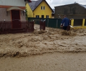 Sute de case, inundate in Prahova
