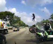 A fost aruncat 20 de metri in aer, de pe motocicleta. Momentul impactului a fost filmat. Ce a urmat. VIDEO