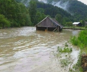 Bilantul de dupa furtunile recente: Un deces, oameni evacuati la rude, sute de curti si locuinte inundate