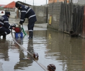 Pompierii actioneaza cu motopompe in zonele inundate din judetul Timis